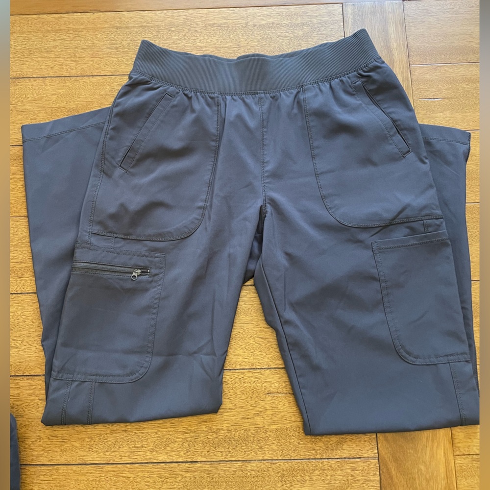 Cherokee Infinity Scrubs Set in charcoal gray, size medium - Picture 3 of 4
